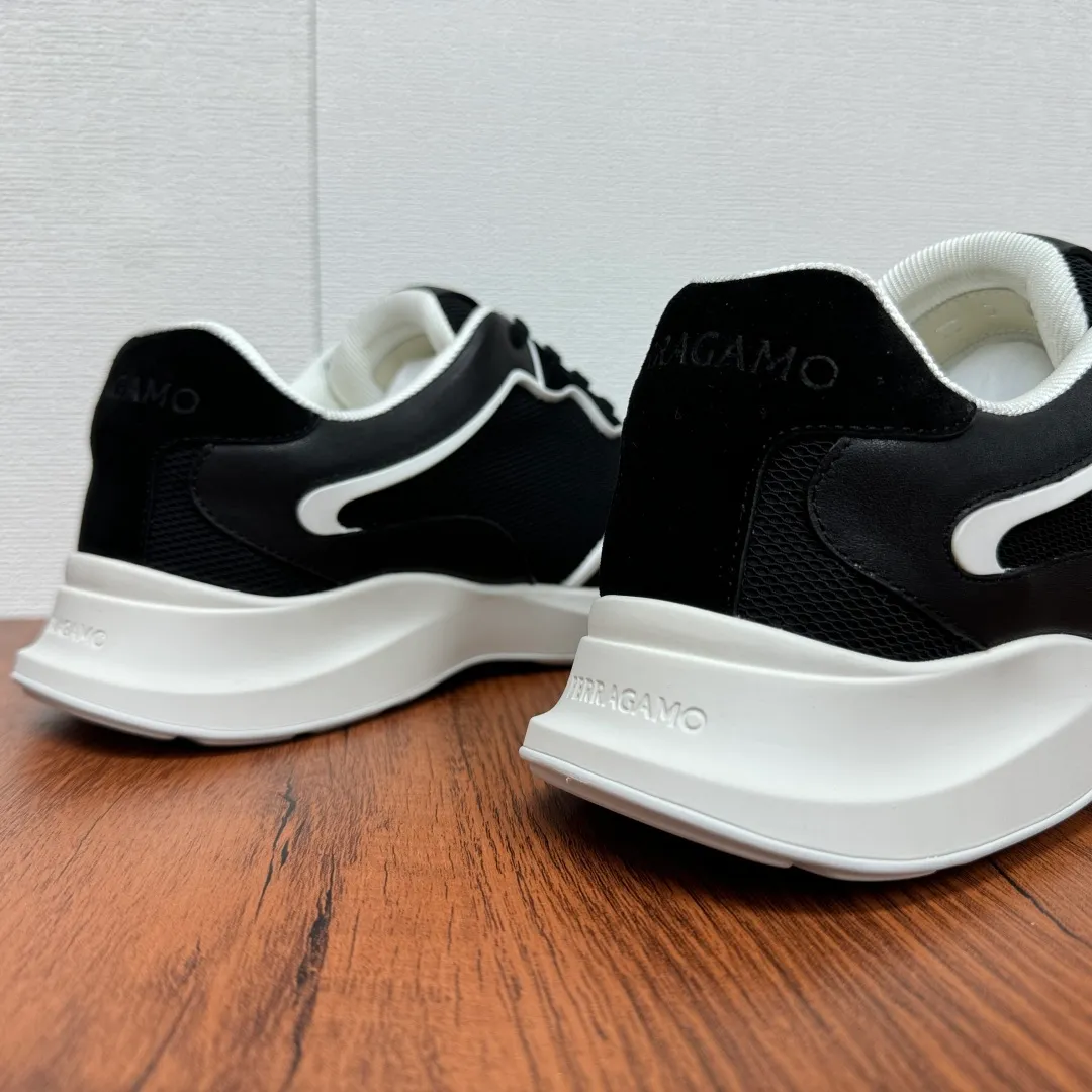 [Ferragamo] Top P: 720💰 Size: 39~44 (38 45 custom-made, non-returnable) Ferragam/Ferragamo Cancini buckle men's low-top casual shoes Spring and summer official website synchronized new thick-soled versatile sports shoes for men This urban-style casual shoe boldly combines a variety of fabrics, cleverly using high-tech mesh fabrics and smooth leather to create a unique high-end look, with side dropouts Cancini buckle, padded collar and tongue, and eye-catching lightweight rubber sole make the design even more sophisticated! The perfect blend of style and comfort. , the shoe body is outlined with exquisite lines, embellished with iconic elements, and equipped with comfortable sole technology to boost your pace. Whether you are walking on the street or exercising, you can show your extraordinary charm. .